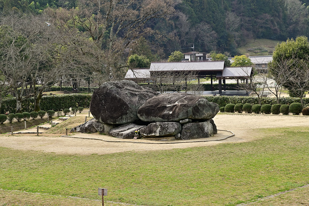 早春の石舞台