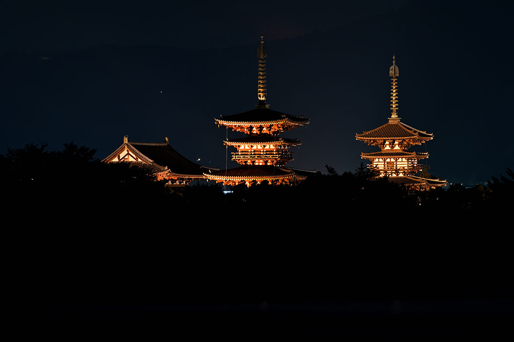 薬師寺と月の季節